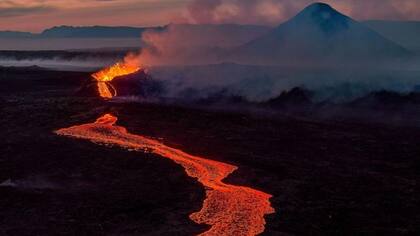 La lengua de lava emitida por el cráter fluye cuesta abajo lentamente