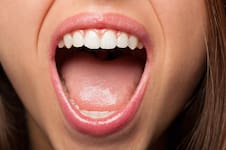 Estas son las razones de por qué salen ampollas o puntos rojos en la lengua