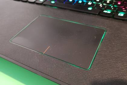 El touchpad de la Lenovo Legion Y920; la luz perimetral se puede configurar