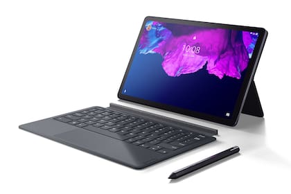La Lenovo Tab P11 con sus accesorios: el teclado desmontable y el lápiz para escribir en la pantalla