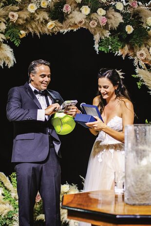 La Leona le regaló a su marido, de parte de sus hijos, una enorme pelota de tenis y una placa con la leyenda: “Premio al mejor papá y compañero”.
