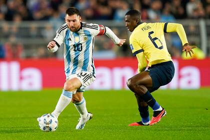 La lesión de Lionel Messi también preocupa a Lionel Scaloni; fue reemplazado ante Ecuador y no jugó contra Bolivia