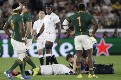 La lesión del pilar inglés Kyle Sinclair tras un choque con Mapimpi: debió dejar la cancha a los 2 minutos