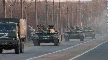 La letra Z en una fila de vehículos militares rusos, es un símbolo de guerra de la invasión de Ucrania (Crédito: CNN)