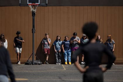 La Ley 49 de Escuelas Seguras de California, una de las normas clave bajo evaluación, impide explícitamente que agentes federales ingresen a los campus escolares sin una orden judicial