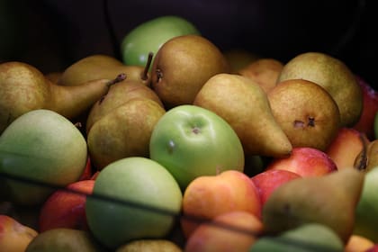 La ley busca reemplazar ultraprocesados con alimentos naturales como frutas