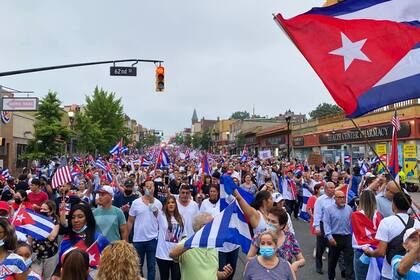 La Ley de Ajuste Cubano de 1996 permite que ciudadanos cubanos o personas originarias de Cuba que viven en EE.UU. solicitar la residencia permanente