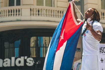La Ley de Ajuste Cubano permite a los nativos o ciudadanos de la isla que, estén presentes en el país durante un año o más, solicitar la residencia permanente