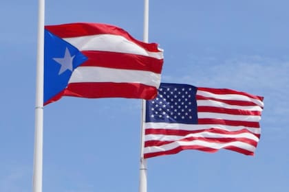 La Ley de Ajuste Cubano permite que ciertos cubanos en Estados Unidos, que cumplan con requisitos específicos, soliciten la residencia permanente legal