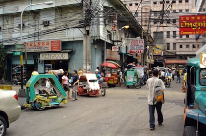 La ley de Filipinas prohíbe a los extranjeros poseer tierras en el país, pero se puede tener legalmente una residencia en un edificio o condominio que tenga por lo menos más de 10 pisos. Y para aplicar para la nacionalidad filipina se debe residir 10 años y presentar otros requisitos.