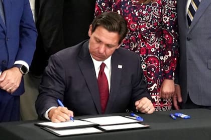 La ley de Florida, aprobada por DeSantis en 2023, prohíbe los fondos a las organizaciones para emitir identificaciones
