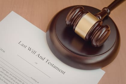 La ley de Florida establece que solo es válido el testamento otorgado por un menor emancipado o una persona de al menos 18 años que se encuentre en pleno uso de sus facultades mentales