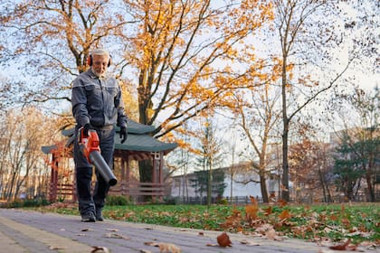 La ley de Florida que apoya DeSantis prohibiría las regulaciones sobre equipos de jardinería que funcionen a gasolina