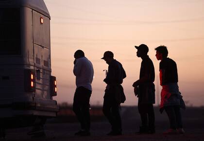 La ley de inmigración establece penas para aquellos que trasladen personas indocumentadas dentro de Florida 
