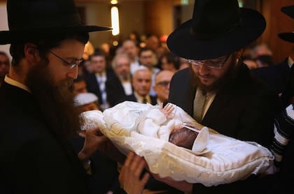 La Ley de Moisés establece que los judíos varones deben circuncidarse al octavo día de nacer, rito que se conoce como brit milá