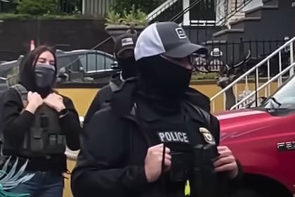 La Ley de No Policías Secretas criminaliza el uso de "cualquier máscara, prenda, casco o otro artículo opaco que oculte la identidad facial" por parte de los oficiales federales durante sus funciones