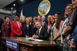 La ley de Newsom en California que protege a hijos de inmigrantes si sus padres son detenidos o separados