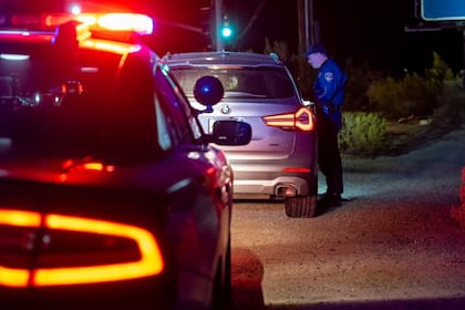 La ley exige a conductores cambiar de carril o reducir velocidad al pasar sus vehículos de mantenimiento detenidos