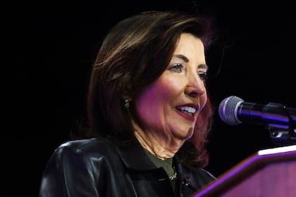La ley firmada por Hochul requiere que las empresas expliciten si incluyen actores sintéticos generados por la IA