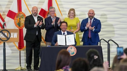 La ley fue aprobada y firmada por el gobernador Ron DeSantis el 6 de abril