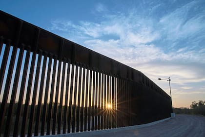 La ley HB 247 estableció un esquema de exenciones del impuesto predial para propietarios de tierras que permitan o construyan muros, cercas, zanjas y carreteras destinadas a impedir el movimiento en la frontera de Texas y México