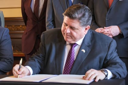 La ley que afecta al transporte público de Illinois tiene la firma del gobernador JB Pritzker