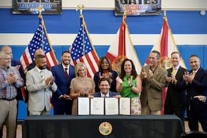 Es oficial: DeSantis firmó un paquete de leyes en mayo para beneficiar a millones de estudiantes