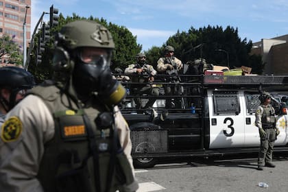 La ley SB 805 exige que, a partir de 2026, todos los agentes no uniformados en California (incluidos los federales) muestren identificación visible con su nombre y agencia