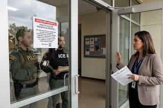 La ley que exige documentos al ICE y obliga a informar de su presencia en las escuelas