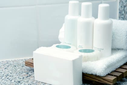 La ley SB2960 prohíbe botellas plásticas individuales menores a 180ml en hoteles