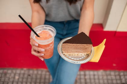 La ley se aplica a los alimentos preenvasados o idénticos a los preenvasados que contienen 50 gramos o más de azúcares añadidos