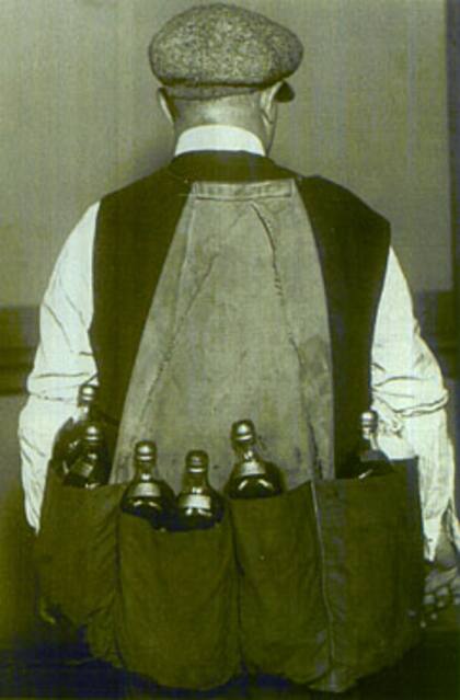 La Ley Seca despertó en los norteamericanos una sed aparentemente inextinguible, cuyo tamaño y ardor justificaron que la mafia fuese la encargada de apagarla, dando lugar a una guerra sin cuartel entr