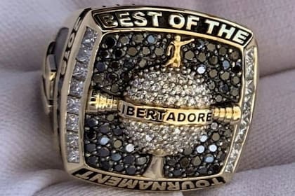 La leyenda "BEST OF THE TOURNAMENT" en el anillo de la Libertadores