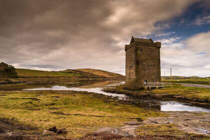 La leyenda cuenta que por la puerta de la habitación más alta del castillo de Rockfleet entraba la cuerda de su barco desde el exterior y la ataba a su cama