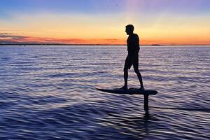 Cómo es el deporte que permite navegar sin depender de olas ni viento ni lancha