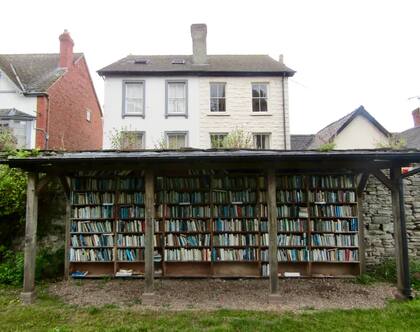 La librería al aire libre en las puertas del castillo de Hay