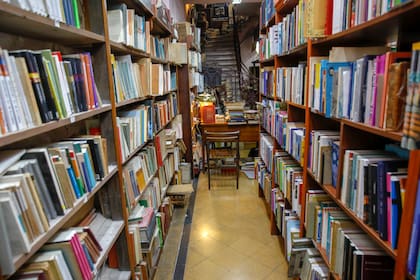 Los pasillos repletos de libros que descansan en los estantes