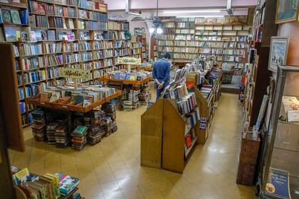 La librería también tiene varias góndolas con ofertas