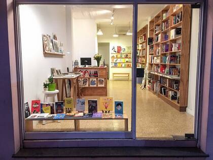 La librería Céspedes ofrece delivery a domicilio para sus vecinos. Una acción en medio de la pandemia de coronavirus