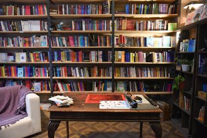 La Casa del Árbol, librería con intervenciones de la artista Cynthia Kampelmacher