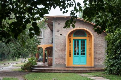 La librería por fuera, en medio de un parque lleno de árboles.