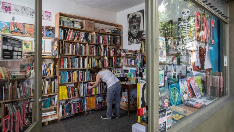 La librería más pequeña de Buenos Aires, en una baulera en Villa Crespo -  LA NACION