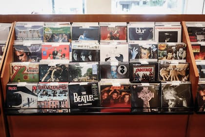 La librería y disquería Zivals, de Corrientes y Callao, cuenta con un catálogo rotativo de 6300 títulos y vende un promedio de 1200 vinilos por mes