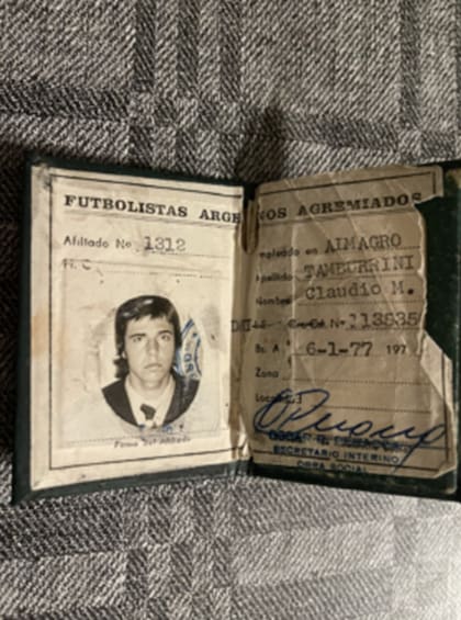 La libreta de Futbolistas Argentinos Agremiados de Claudio Tamburrini en su época de jugador de Almagro