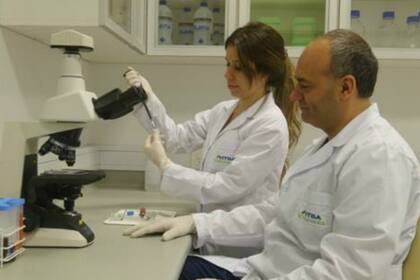 La Lic. Florencia Pocetti, becaria doctoral CONICET y Marcelo Risk, Director de la Carrera de Bioingeniería y del Departamento de Investigación del ITBA