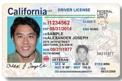 La licencia de conducir en California es una tarjeta que le otorga permiso para operar un vehículo motorizado
