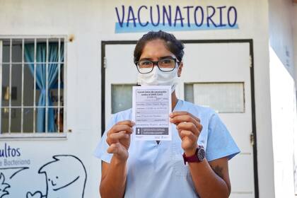La licenciada en Enfermería Gisel Videla muestra su libreta luego de recibir la vacuna en el Hospital Lagomaggiore.