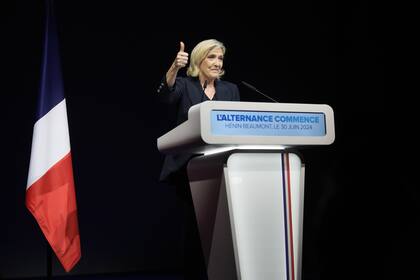 La líder de extrema derecha francesa Marine Le Pen levanta el pulgar mientras pronuncia su discurso después de la publicación de proyecciones basadas en el recuento de votos real en distritos electorales seleccionados, el domingo 30 de junio de 2024 en Henin-Beaumont, al norte de Francia.