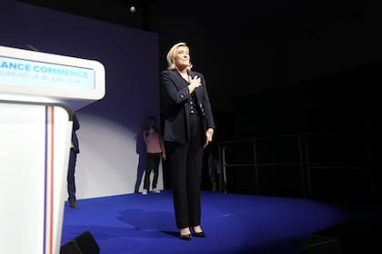 La líder de extrema derecha francesa Marine Le Pen hace gestos después de pronunciar su discurso tras la publicación de proyecciones basadas en el recuento de votos real en distritos electorales seleccionados, el domingo 30 de junio de 2024 en Henin-Beaumont, al norte de Francia.