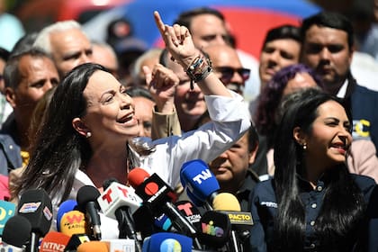 La líder de la oposición venezolana, María Corina Machado, habla durante una conferencia de prensa frente a la sede de su partido en Caracas el 29 de enero de 2023.